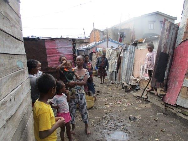 4_photo_du_quartier_avec_beaucoup_de_maisons_en_bois_et_en_teles.jpg