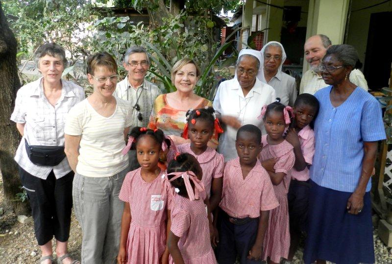 01_avec_Soeur_Rose_Andree_Soeur_Mona_Mme_Crib_et_les_enfants.jpg