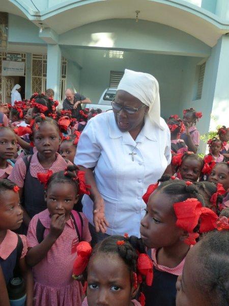 2_Sr_Marie_Rosine_avec_les_enfants.jpg