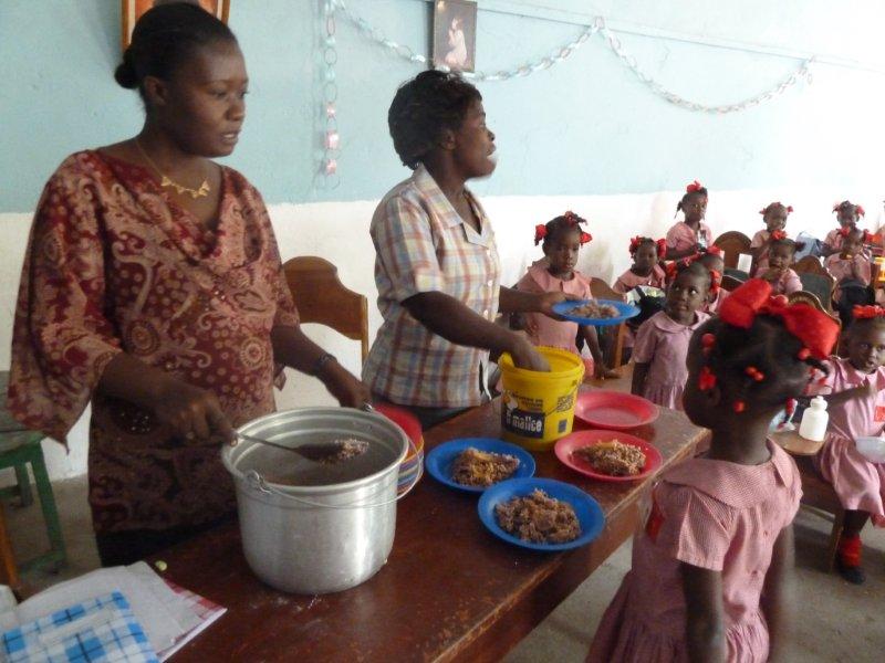 7_distribution_des_repas_dans_une_classe_de_petites.jpg