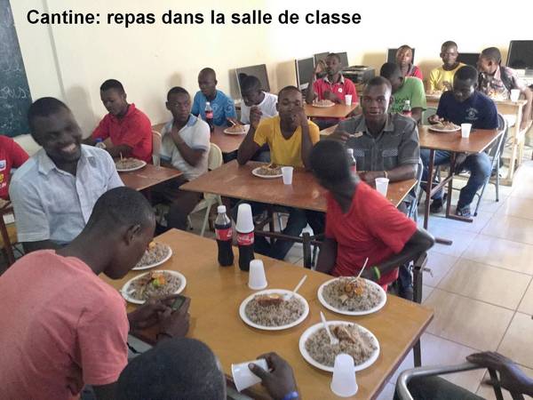 efamed_Cantine_repas_dans_salle_de_classe.JPG