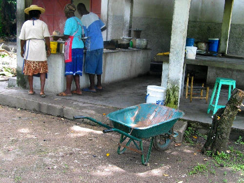 04__Beraud_la_brouette_pour_apporter_le_dejeuner_dans_les_classes.jpg