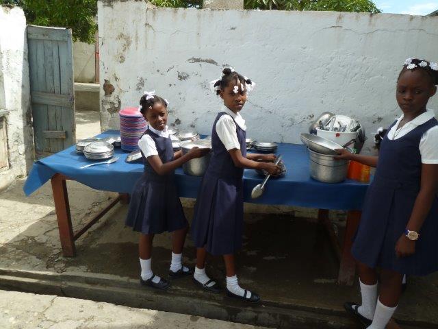 06_PDP_eleves_cherchent_assiettes_et_casseroles.jpg