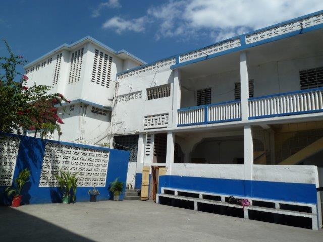 01_Les_Cayes_une_partie_de_la_cour_de_l_externat_St_Joseph.jpg