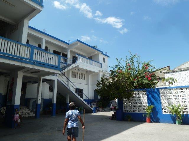 02_Les_Cayes_une_autre_partie_de_la_cour.jpg