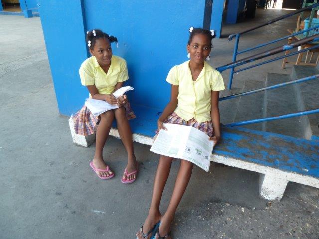 04_Les_Cayes_deux_internes_revisant.jpg