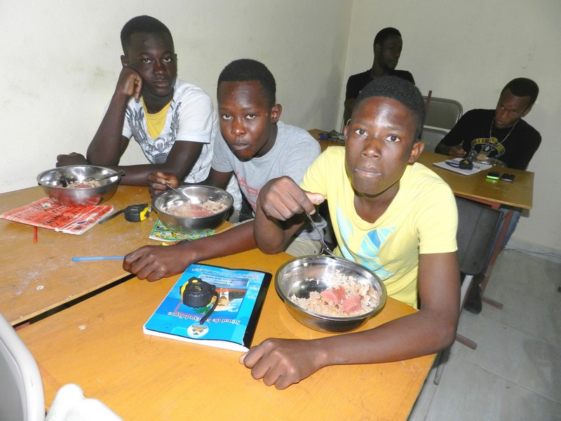 1-Repas_servi_en_salle_de_classe.jpg