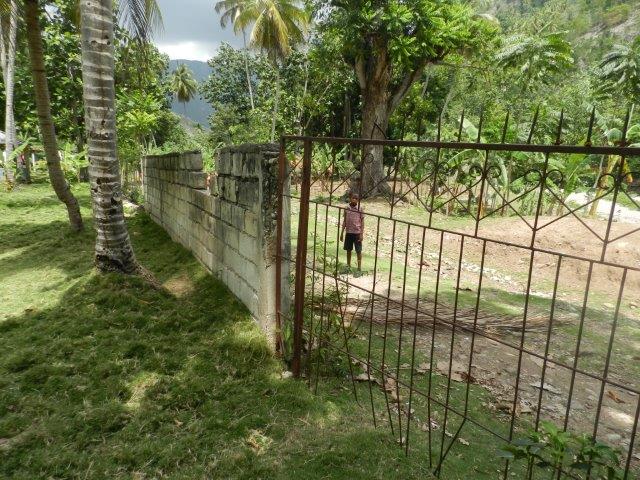 09_SDLS_Kay_Fidel_mur_et_cloture_abimes.jpg